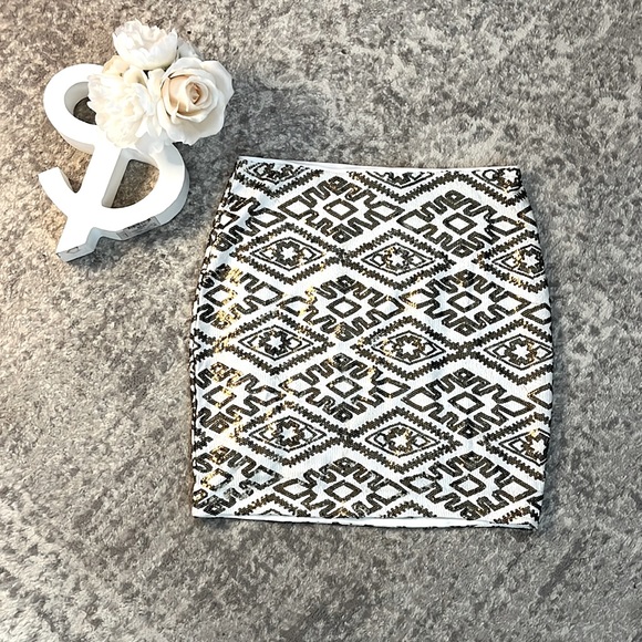 White and gold Aztec style skirt - Picture 1 of 1